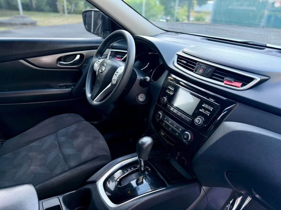 2016 Nissan Rogue - Image 10 of 17
