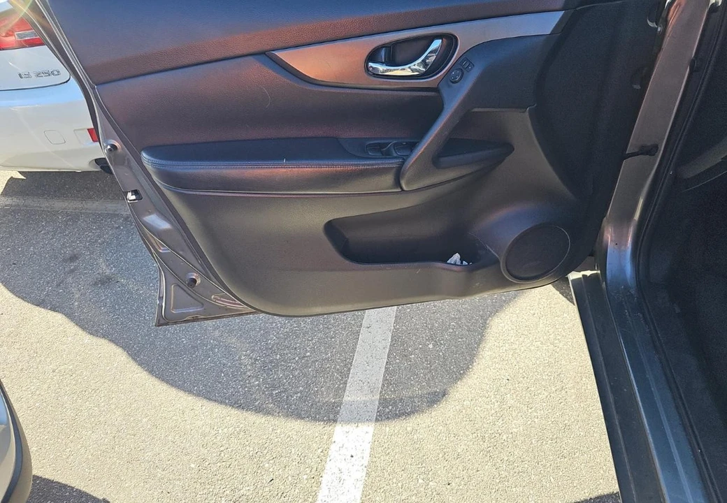 2016 Nissan Rogue - Image 12 of 16