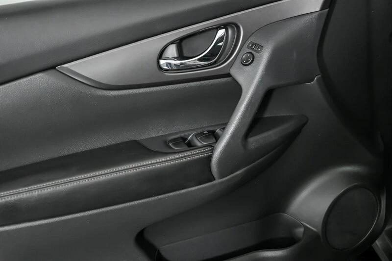 2016 Nissan Rogue - Image 17 of 21
