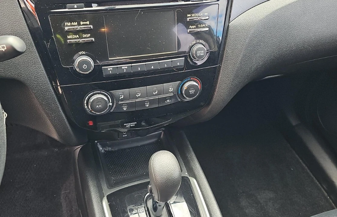 2016 Nissan Rogue - Image 11 of 13