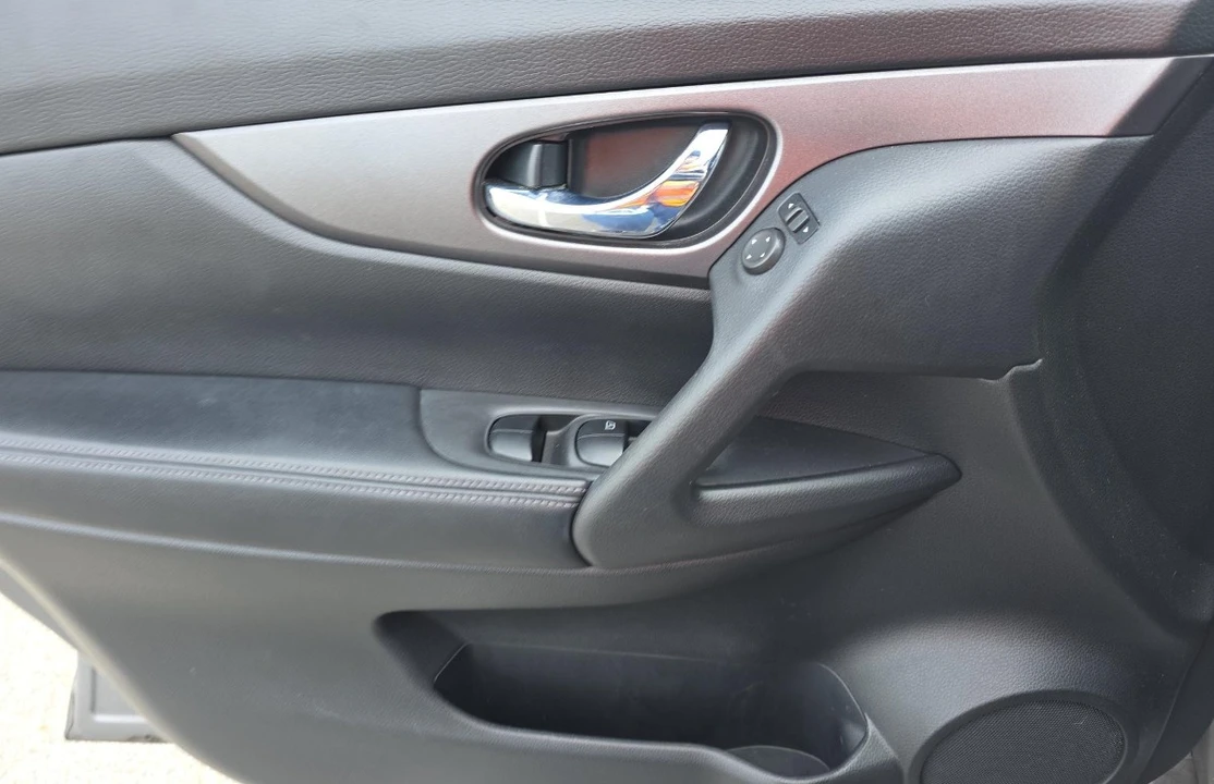 2016 Nissan Rogue - Image 9 of 13
