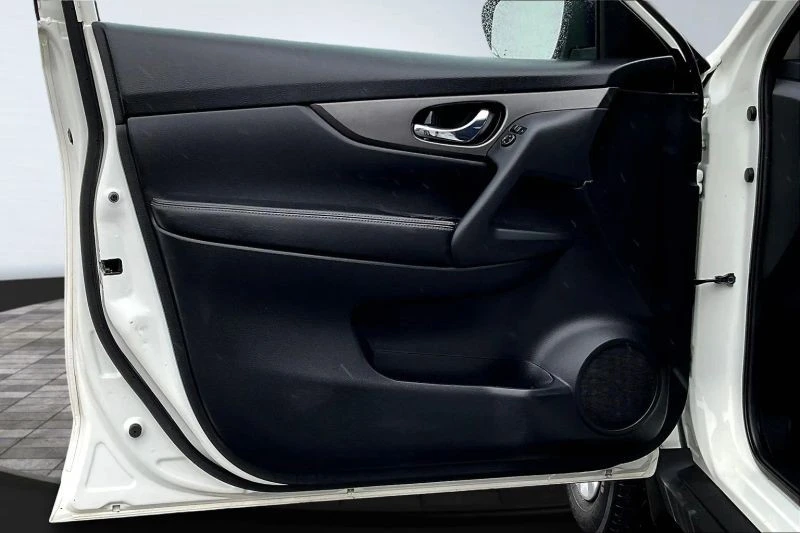 2016 Nissan Rogue - Image 9 of 12