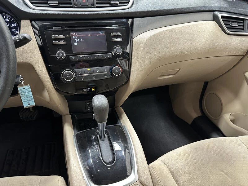 2016 Nissan Rogue - Image 10 of 21