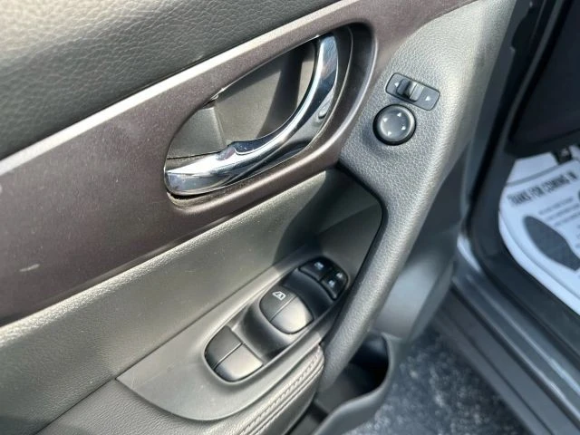 2016 Nissan Rogue - Image 10 of 21