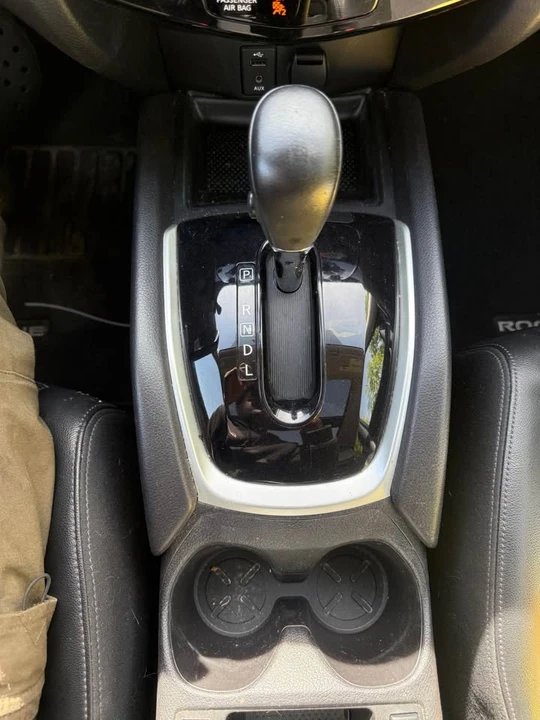 2016 Nissan Rogue - Image 11 of 17