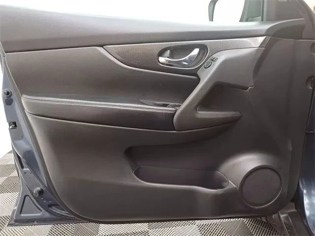 2016 Nissan Rogue - Image 5 of 12