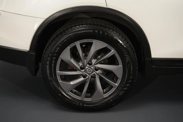 2016 Nissan Rogue - Image 25 of 31