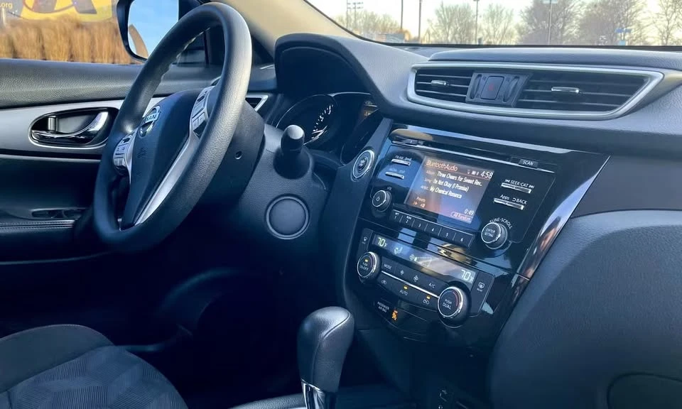 2016 Nissan Rogue - Image 11 of 15