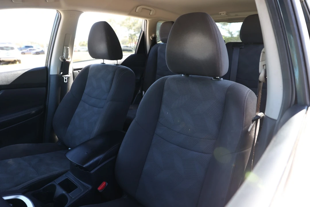 2016 Nissan Rogue - Image 6 of 12