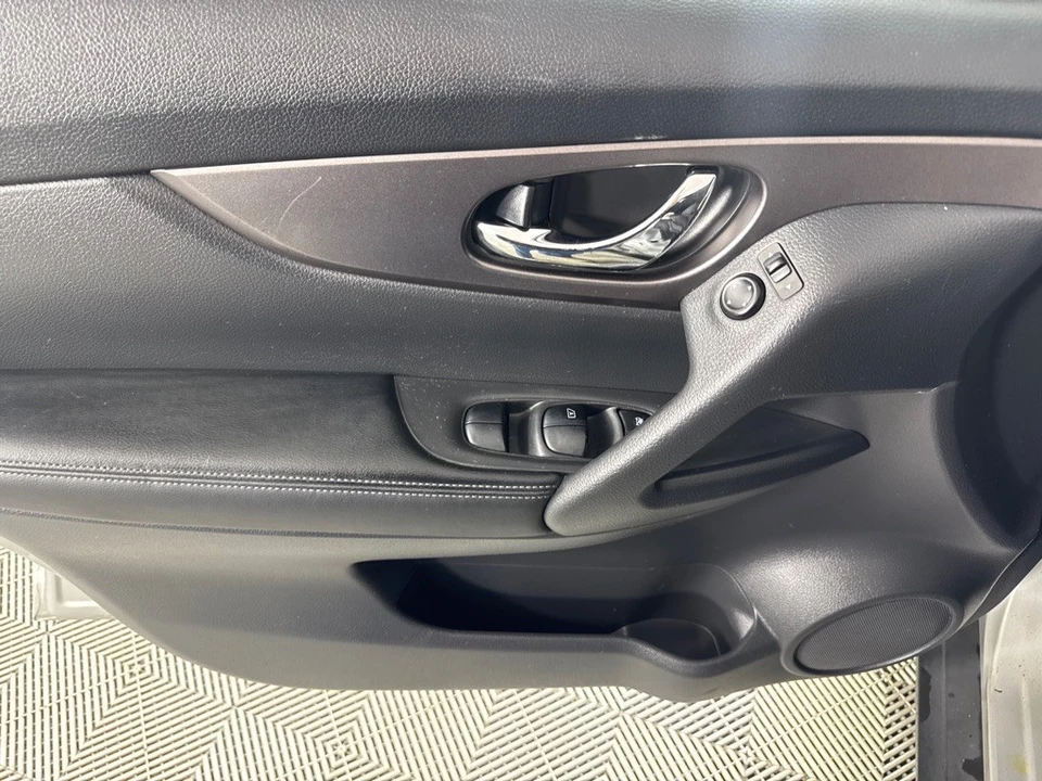 2016 Nissan Rogue - Image 10 of 12