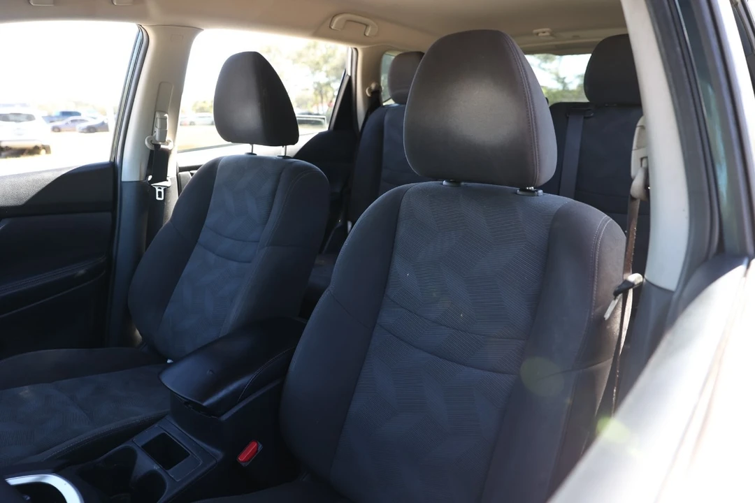 2016 Nissan Rogue - Image 6 of 12