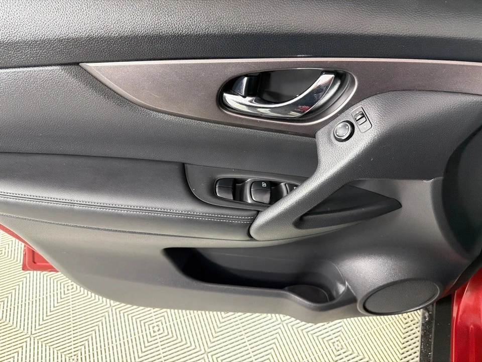 2016 Nissan Rogue - Image 10 of 12