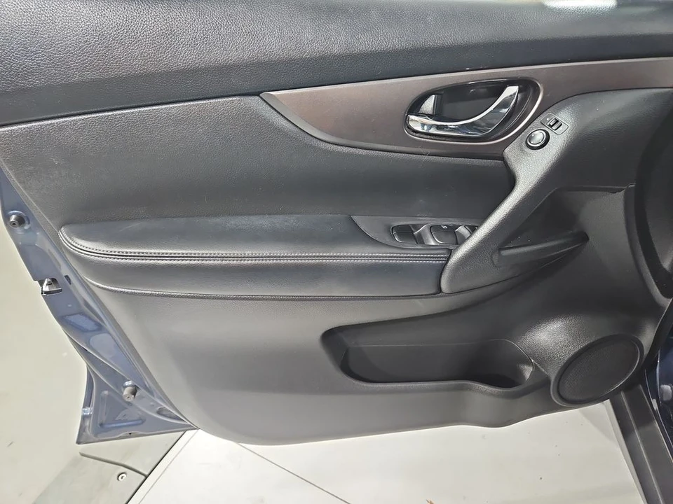 2016 Nissan Rogue - Image 11 of 12