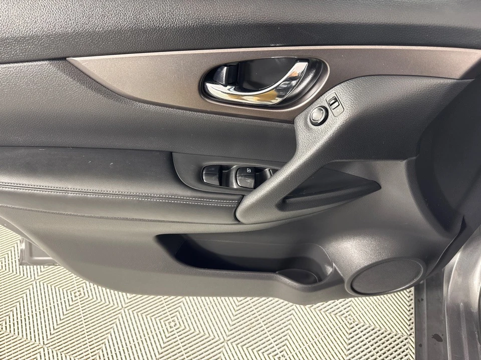 2016 Nissan Rogue - Image 11 of 21
