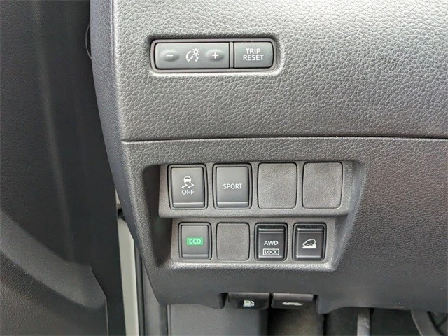 2016 Nissan Rogue - Image 20 of 21