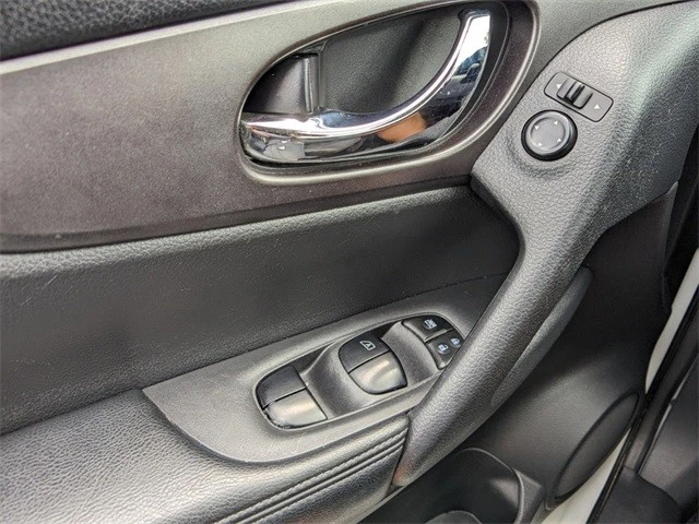 2016 Nissan Rogue - Image 18 of 21