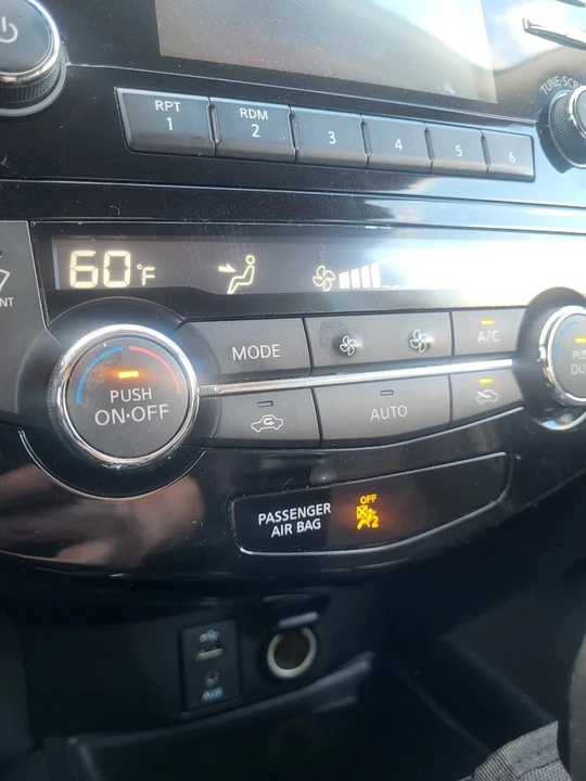 2016 Nissan Rogue - Image 12 of 19