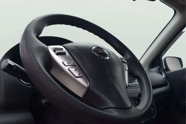 2016 Nissan Versa - Image 10 of 21