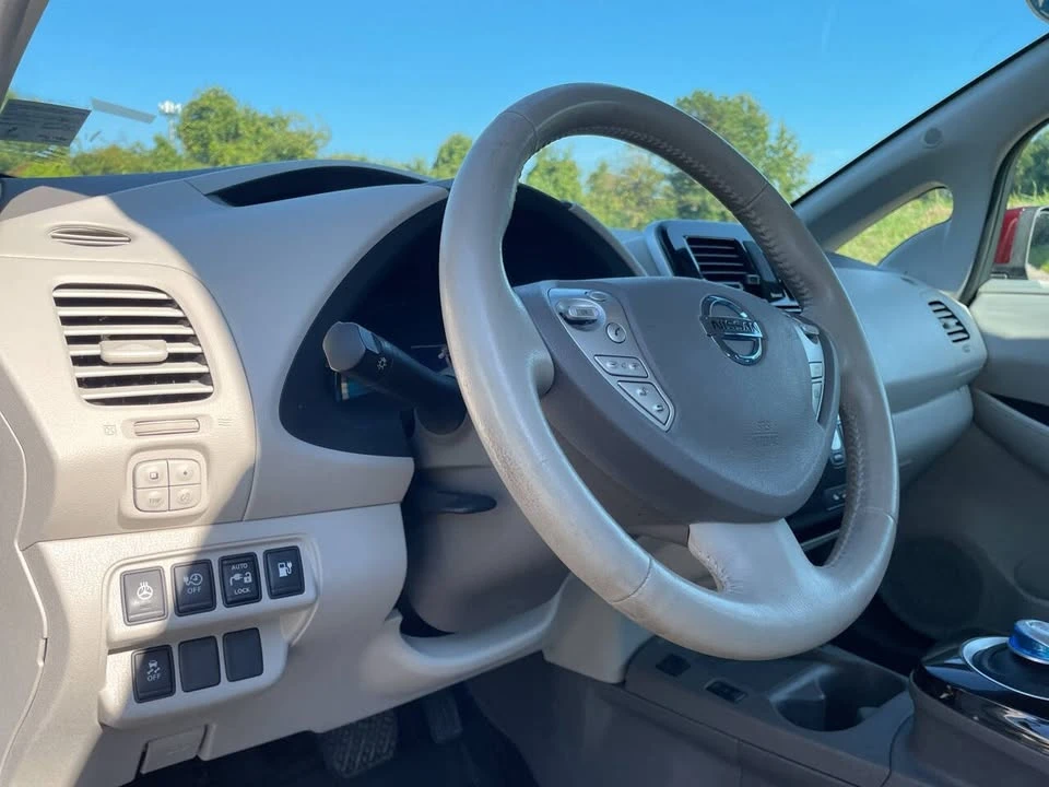 2016 Nissan Leaf - Image 14 of 19