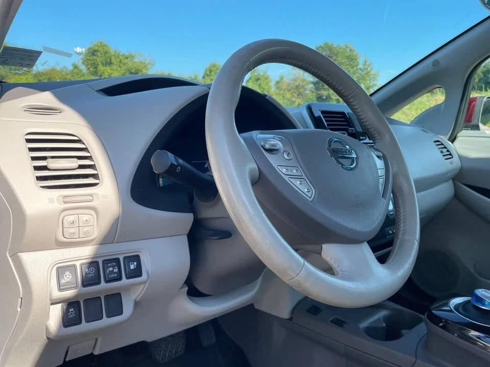 2016 Nissan Leaf - Image 14 of 19