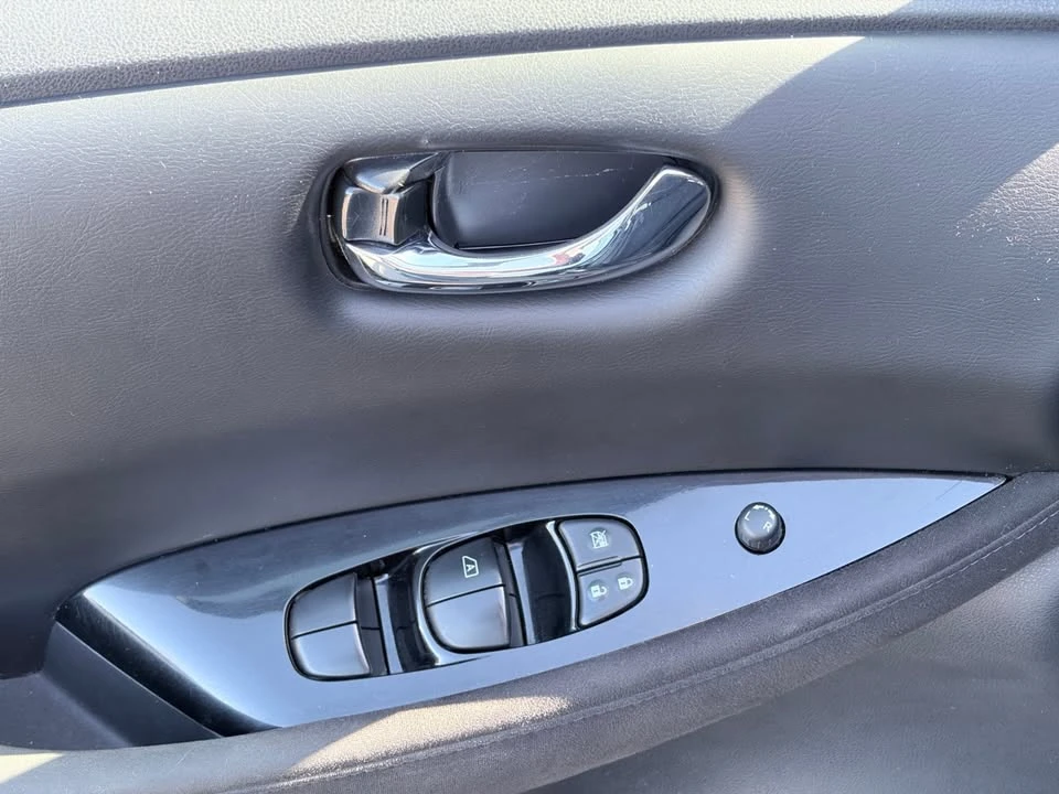 2016 Nissan Leaf - Image 9 of 18