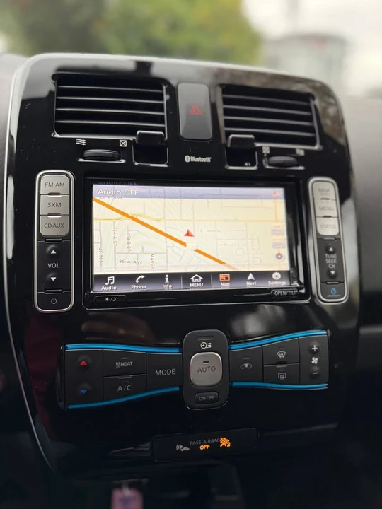 2016 Nissan Leaf - Image 13 of 17