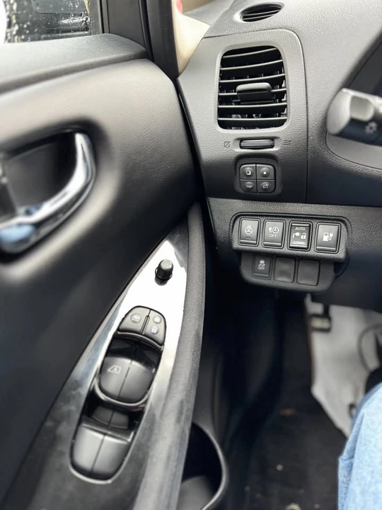 2016 Nissan Leaf - Image 15 of 17