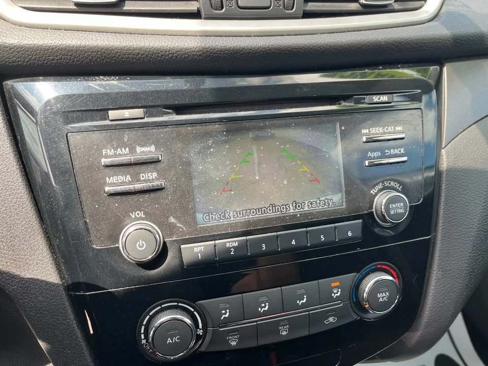 2016 Nissan Rogue - Image 9 of 11