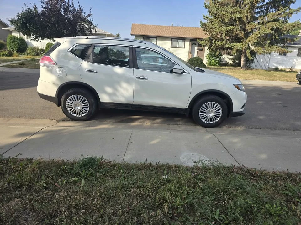 2016 Nissan Rogue - Image 2 of 11