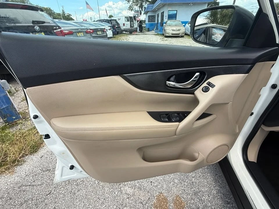 2016 Nissan Rogue - Image 17 of 20