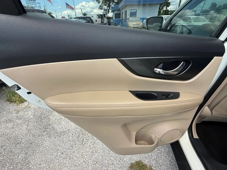 2016 Nissan Rogue - Image 18 of 20