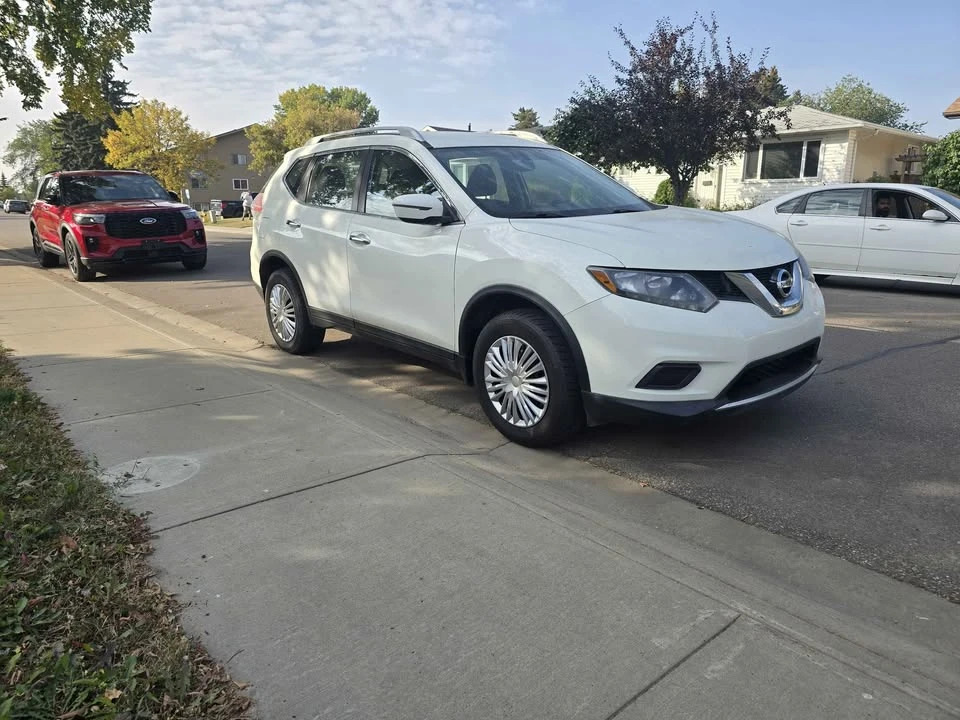 2016 Nissan Rogue - Image 4 of 11