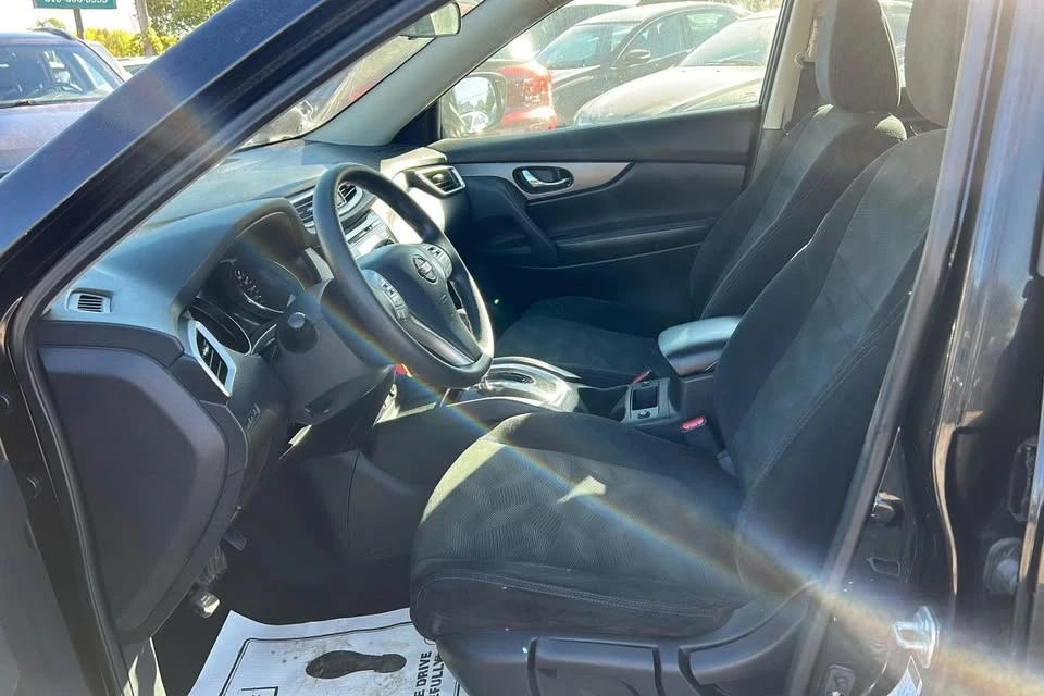 2016 Nissan Rogue - Image 9 of 16