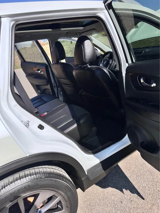 2016 Nissan Rogue - Image 11 of 18