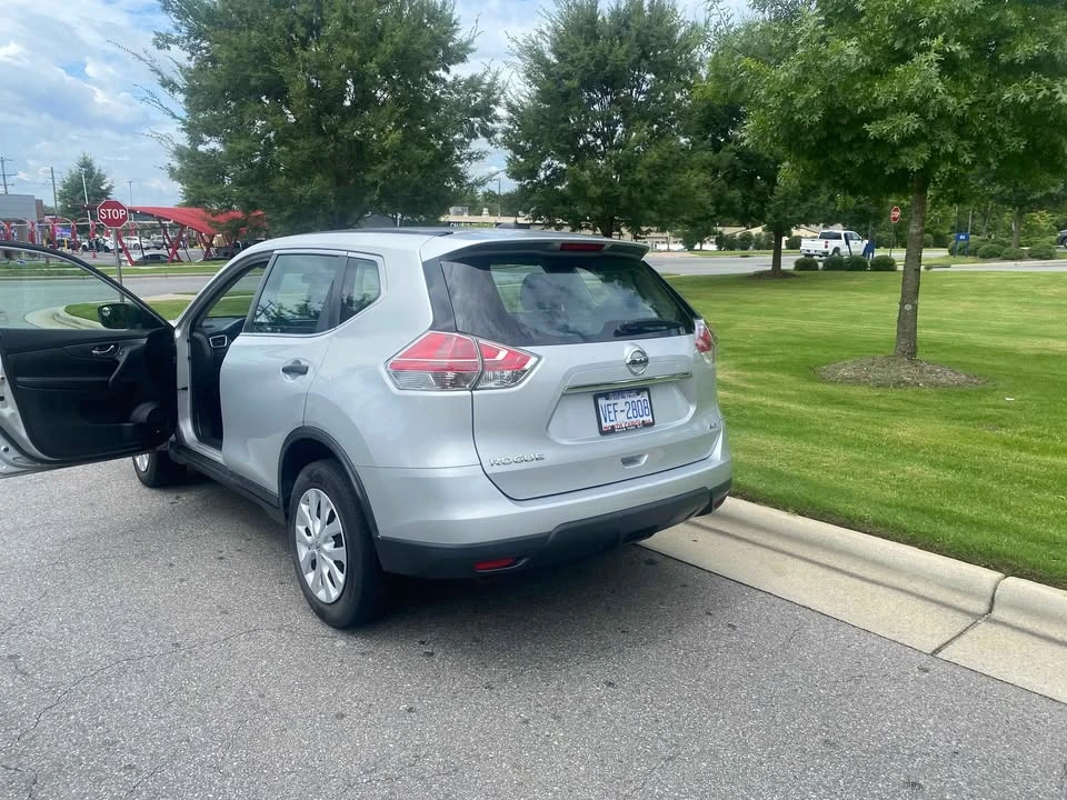 2016 Nissan Rogue - Image 10 of 19