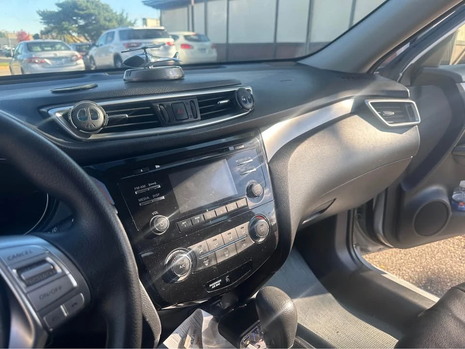2016 Nissan Rogue - Image 2 of 9