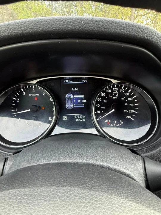 2016 Nissan Rogue - Image 11 of 16