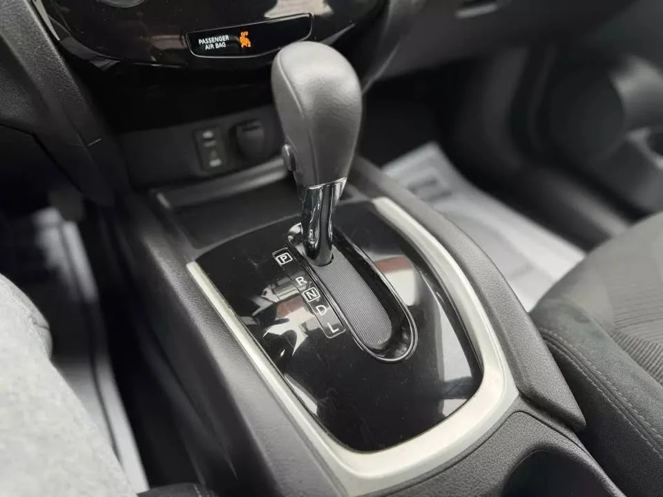 2016 Nissan Rogue - Image 11 of 18