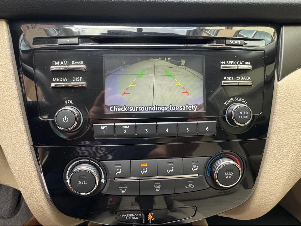 2016 Nissan Rogue - Image 15 of 20