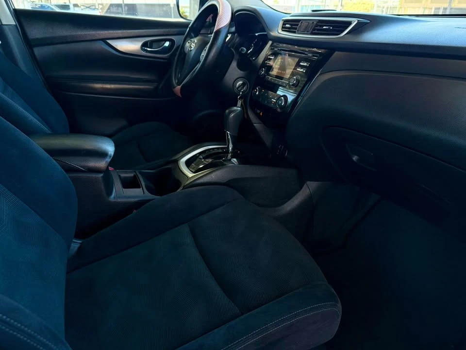 2016 Nissan Rogue - Image 15 of 18