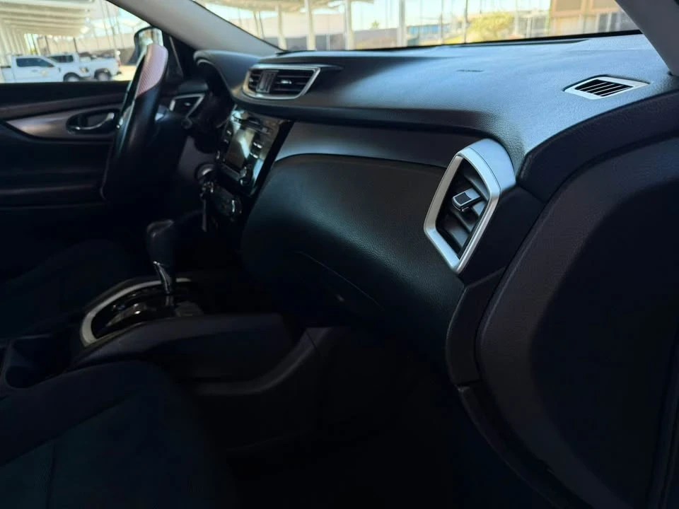2016 Nissan Rogue - Image 11 of 18