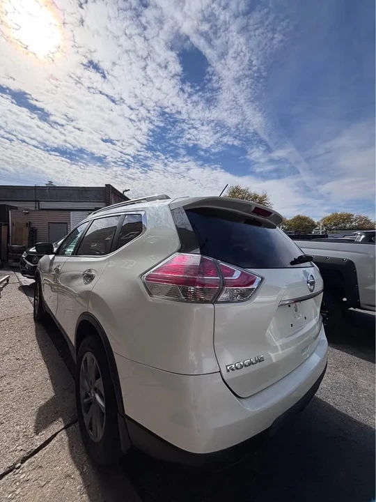 2016 Nissan Rogue - Image 4 of 5