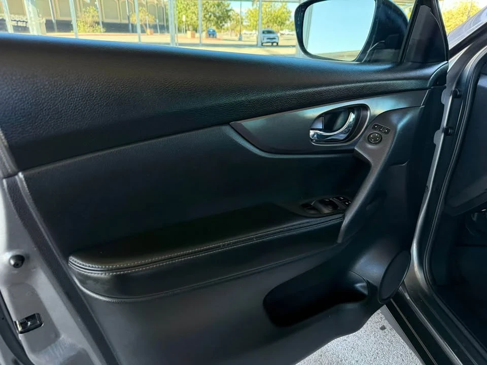 2016 Nissan Rogue - Image 17 of 18
