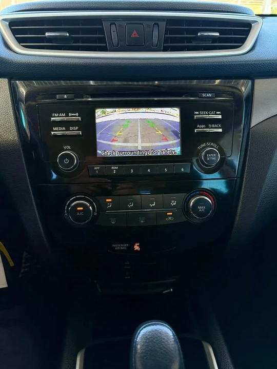 2016 Nissan Rogue - Image 10 of 18