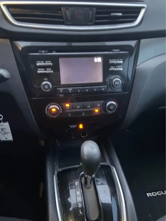 2016 Nissan Rogue - Image 8 of 13