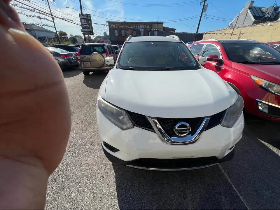 2016 Nissan Rogue - Image 2 of 9