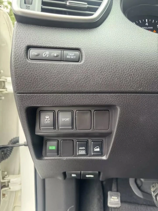 2016 Nissan Rogue - Image 13 of 17