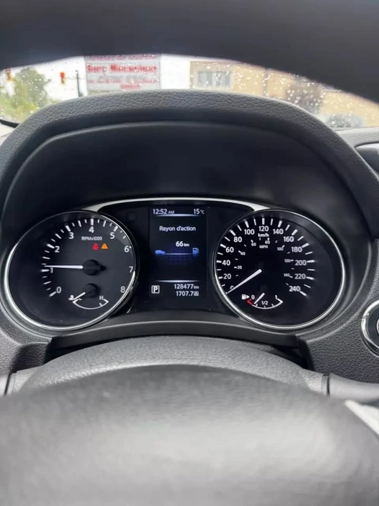 2016 Nissan Rogue - Image 10 of 17