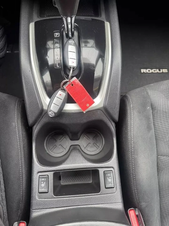 2016 Nissan Rogue - Image 9 of 17