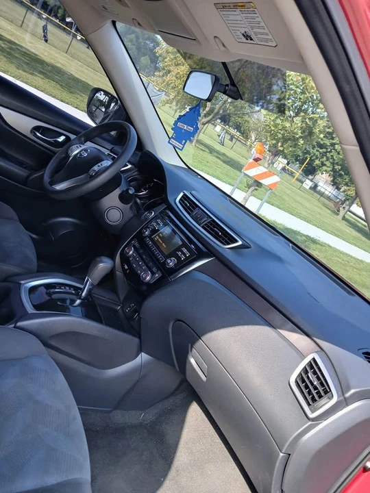 2016 Nissan Rogue - Image 11 of 18